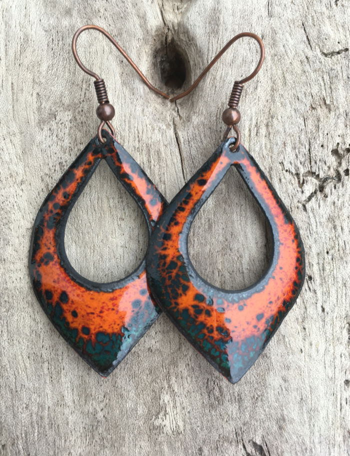 boucles d'oreilles longues ethniques en cuivre émaillé turquoise et orange