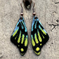 Boucles d’oreilles *Ailes de papillon* en émail sur cuivre, fait main en France – émaux sur cuivre