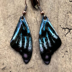 Boucles d’oreilles *Ailes de papillon* en émail sur cuivre, fait main en France – émaux sur cuivre