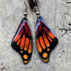 Boucles d’oreilles *Ailes de papillon* en émail sur cuivre, fait main en France – émaux sur cuivre