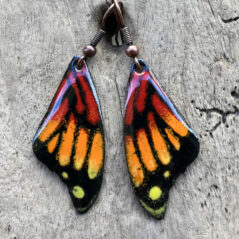 Boucles d’oreilles *Ailes de papillon* en émail sur cuivre, fait main en France – émaux sur cuivre