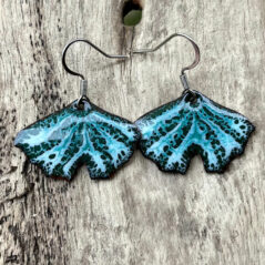 Boucles d’oreilles Ginkgo en émail sur cuivre, fait main en France – émaux sur cuivre