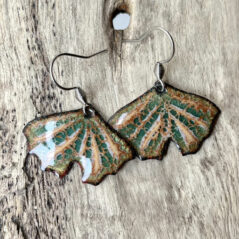 Boucles d’oreilles Ginkgo en émail sur cuivre, fait main en France – émaux sur cuivre