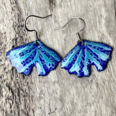 Boucles d’oreilles Ginkgo en émail sur cuivre, fait main en France – émaux sur cuivre