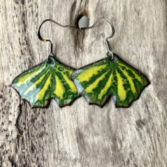Boucles d’oreilles Ginkgo en émail sur cuivre, fait main en France – émaux sur cuivre