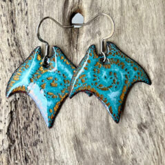 Boucles d’oreilles Raie manta en émail sur cuivre, fait main en France – émaux sur cuivre