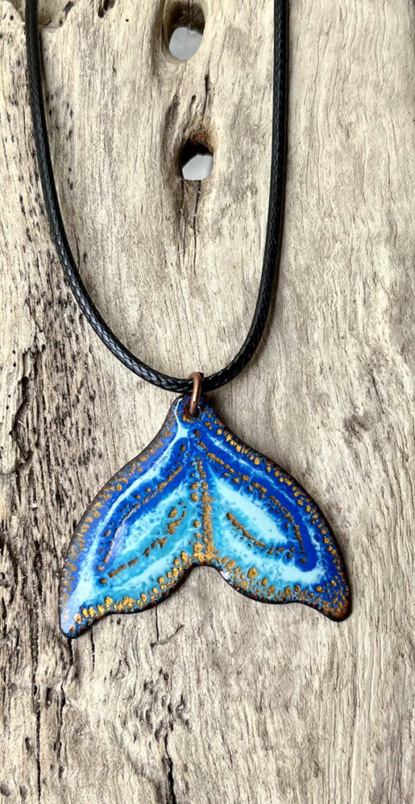 Collier Queue de baleine en émail sur cuivre, fait main en France - émaux sur cuivre