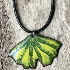 Collier Ginkgo Biloba en émail sur cuivre, fait main en France – émaux sur cuivre