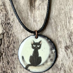 Collier Chat noir sur la lune en émail sur cuivre, fait main en France – émaux sur cuivre