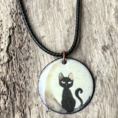 Collier Chat noir sur la lune en émail sur cuivre, fait main en France – émaux sur cuivre