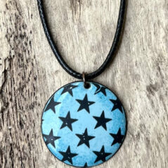 Collier étoilé en émail sur cuivre, fait main en France – émaux sur cuivre
